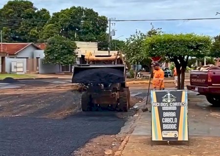 PREFEITURA DE DOURADOS INTENSIFICA OPERAÇÃO TAPA-BURACO NA RUA INDEPENDÊNCIA