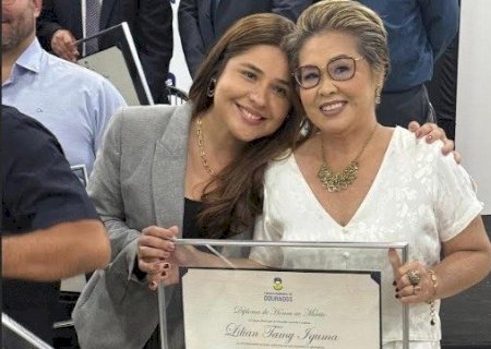 VEREADORA KARLA GOMES HOMENAGEIA LILIAN IGUMA COM DIPLOMA DE HONRA AO MÉRITO