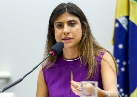 DEPUTADA CAMILA JARA PASSA POR DUAS CIRURGIAS E CELEBRA RETIRADA DO CÂNCER