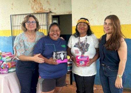 KARLA GOMES FAZ ENTREGA DE ABSORVENTES NA ALDEIA PANAMBIZINHO