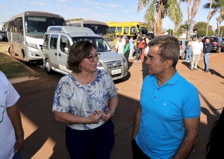 PREFEITURA ENTREGA ÔNIBUS NOVO PARA EDUCAÇÃO E TRÊS VEÍCULOS PARA ASSISTÊNCIA SOCIAL