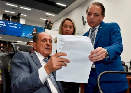 ZÉ TEIXEIRA HOMENAGEIA MOTO CLUBE E IRMÃ SILVIA POR AÇÕES SOCIAIS
