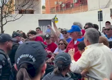 POLÍTICOS ENTRAM EM CONFUSÃO COM POLICIAIS DURANTE GRITO DOS EXCLUÍDOS