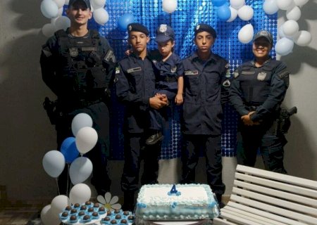 DE FARDA, MENINA DE 4 ANOS REALIZA SONHO E COMEMORA ANIVERSÁRIO COM PMS