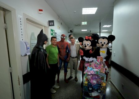 AÇÃO VOLUNTÁRIA LEVA BRINQUEDOS PARA CRIANÇAS INTERNADAS NO HU E PREFEITO DESTACA INICIATIVA