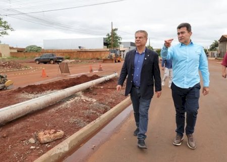 PREFEITO E SENADOR NELSINHO TRAD VISTORIAM OBRAS DE ASFALTO DO PARQUE DOS JEQUITIBÁS