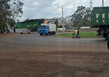 CRIANÇAS COLOCAM VIDA EM RISCO AO USAR BICICLETA ELÉTRICA NA CONTRAMÃO EM ROTATÓRIA MOVIMENTADA DE DOURADOS