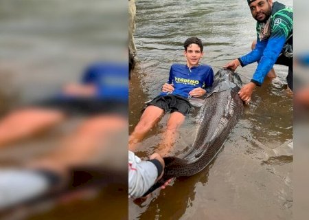 ADOLESCENTE DE 13 ANOS PESCA PINTADO 'GIGANTE', COM 1,79 METROS EM FÁTIMA DO SUL