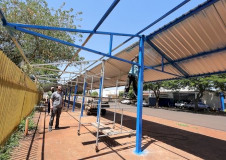 PREFEITURA DE DOURADOS INSTALA ESTRUTURA FIXA E COBERTA PARA FEIRANTES NA PRAÇA DO CINQUENTENÁRIO