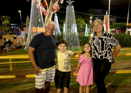 FAMÍLIAS TRANSFORMAM “NATAL ENCANTADO DOURADOS” EM LOCAL DE CONFRATERNIZAÇÃO