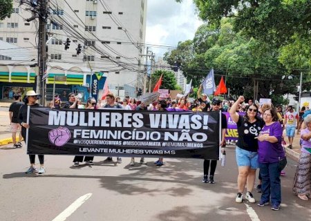 MULHERES CANTAM E GRITAM EM PROTESTO CONTRA VIOLÊNCIA DE GÊNERO E FEMINICÍDIO