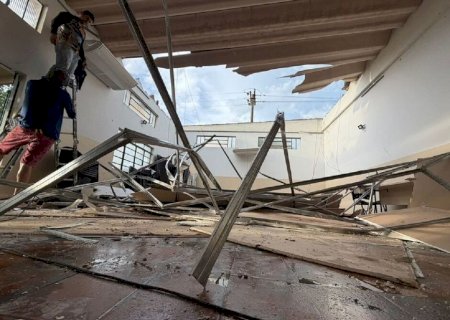 TEMPORAL DESTELHA CASAS, DERRUBA ÁRVORES E DEIXA BATAYPORÃ SEM ENERGIA ELÉTRICA