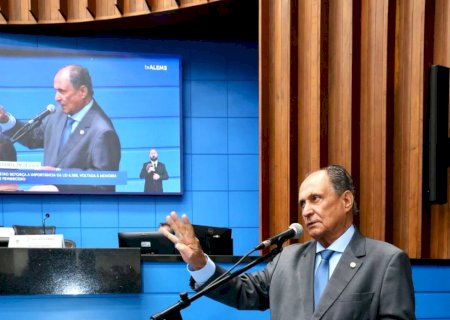 ZÉ TEIXEIRA LUTA POR TRANSPORTE PARA PACIENTES E MONITORAMENTO EM ESCOLAS ESTADUAIS