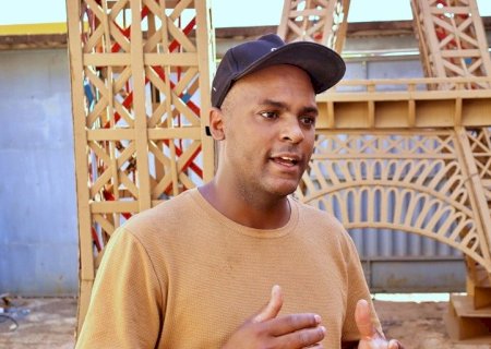 ARTESÃO DE DOURADOS TRANSFORMA PAPELÃO RECICLADO EM GRANDES OBRAS E SONHA VIVER DA ARTE