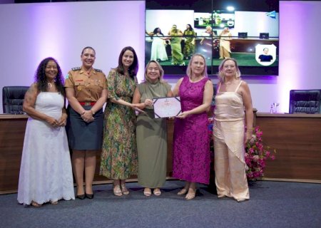 CÂMARA MUNICIPAL DE DOURADOS PRESTA HOMENAGEM A LIA NOGUEIRA EM SESSÃO SOLENE