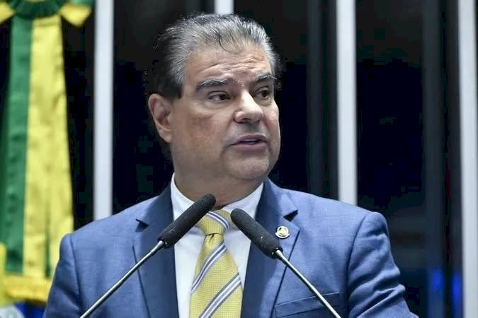 NELSINHO CONFIRMA DESISTÊNCIA E SUPLÊNCIA DE REINADO; SENADOR DIZ QUE SEGUE DE PÉ E JOGANDO PELO TIME
