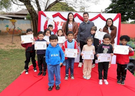 PREFEITO ENTREGA DIPLOMA DE PEQUENOS CIENTISTAS PARA ALUNOS DO CEIM VITTÓRIO FEDRIZZI
