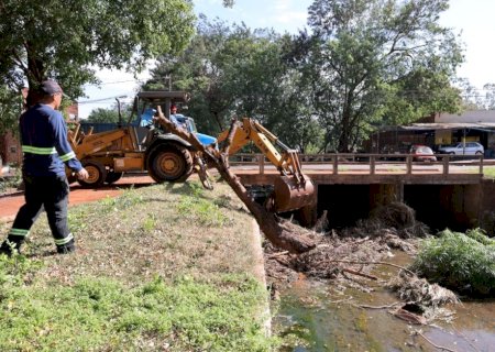 PREFEITURA INTENSIFICA LIMPEZA DE CÓRREGO NA VILA CACHOEIRINHA PARA PREVENIR ALAGAMENTOS