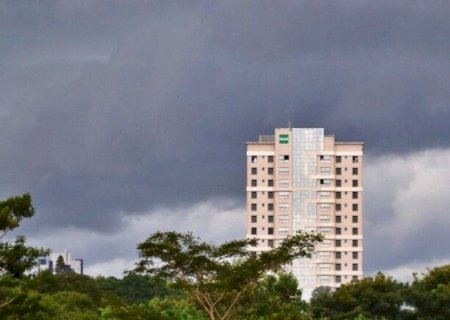 APÓS MAIS DE UM MÊS SEM CHUVAS, DOURADOS ENTRA EM ALERTA PARA TEMPESTADE