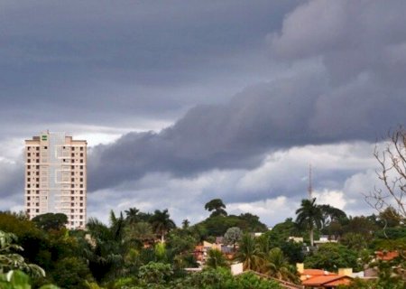 DOURADOS ENTRA EM ALERTA DE TEMPESTADE COM PREVISÃO DE CHUVA FORTE, VENTOS E GRANIZO